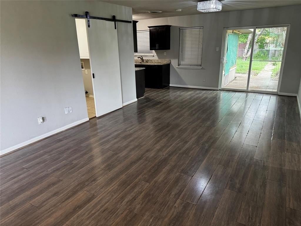 2607 Clearview Cir - Photo 3 of 18