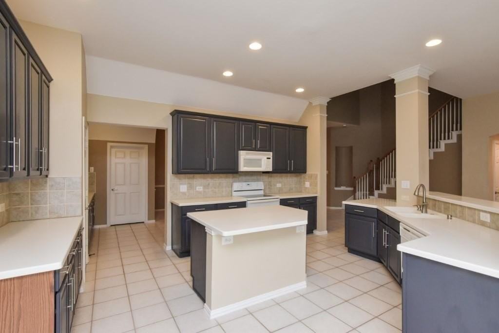 2471 Loch Haven Ct - Photo 3 of 32