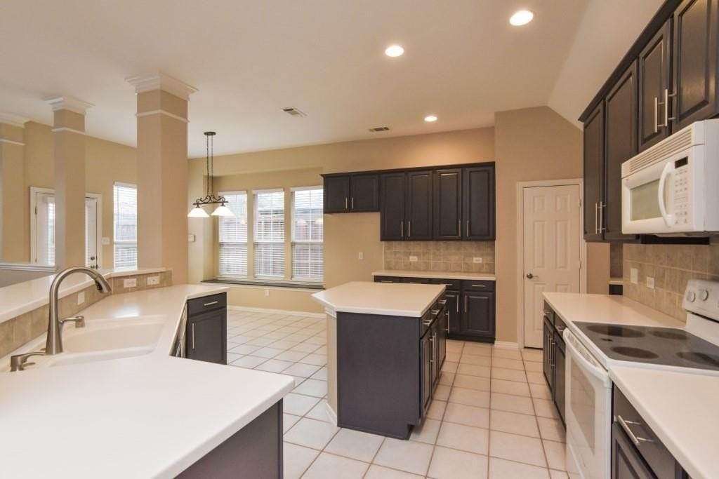 2471 Loch Haven Ct - Photo 5 of 32