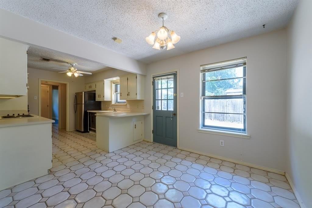 1915 Wendy St - Photo 3 of 11