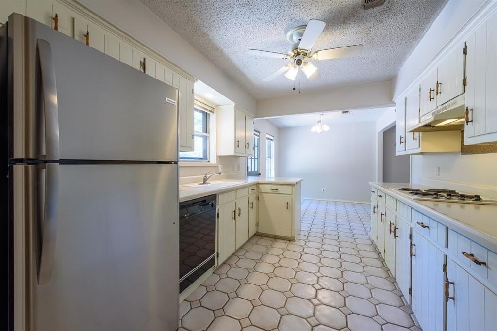 1915 Wendy St - Photo 4 of 11