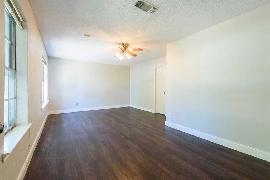 1915 Wendy St - Photo 6 of 11