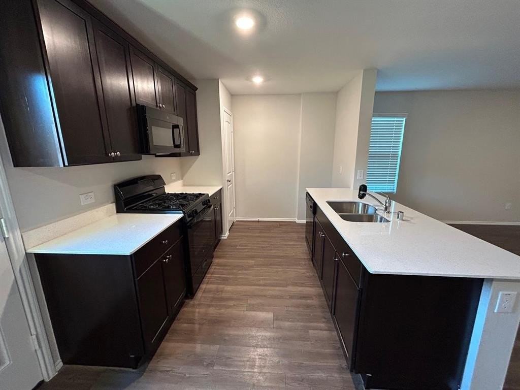 715 Mulberry Dr - Photo 3 of 13