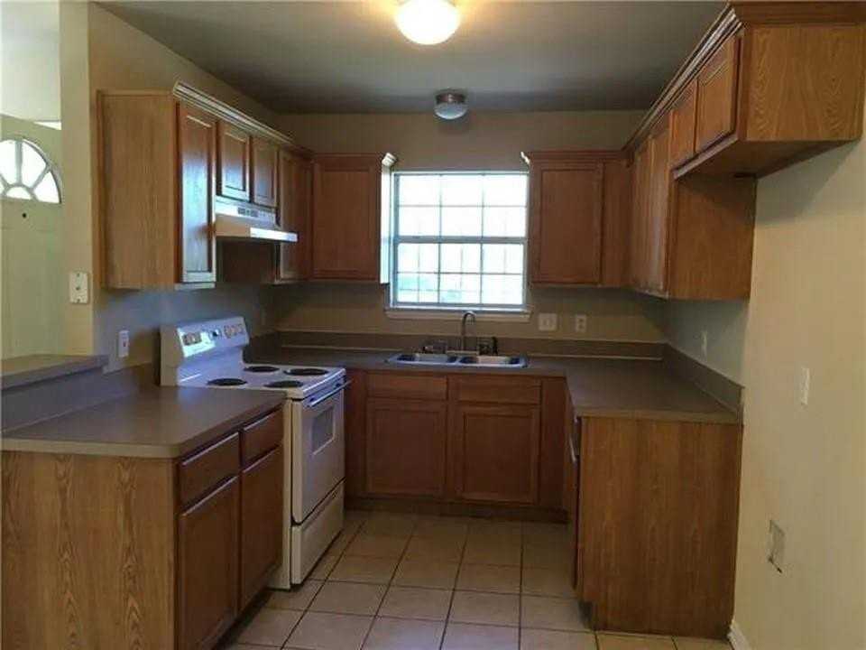 1504 E Mulkey St - Photo 2 of 2