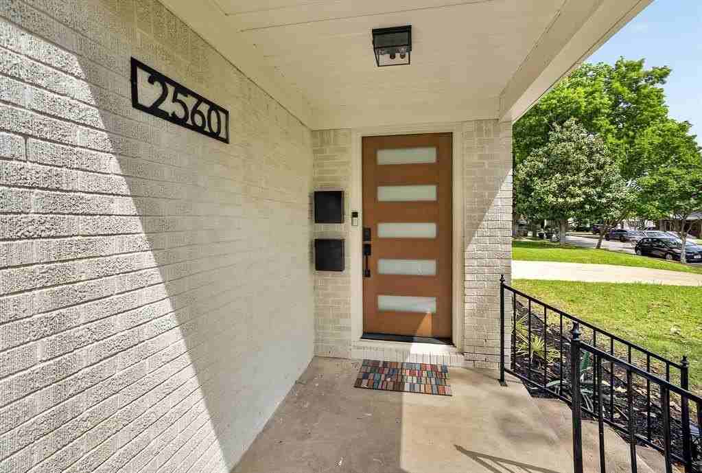 2560 Rogers Ave - Photo 2 of 34