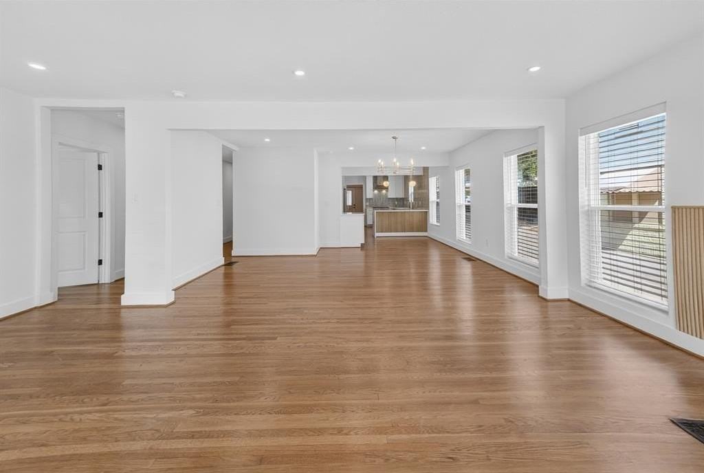 2560 Rogers Ave - Photo 4 of 34