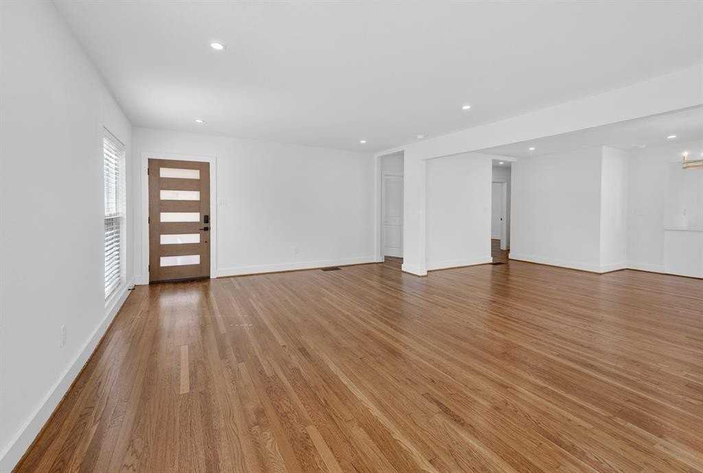 2560 Rogers Ave - Photo 5 of 34