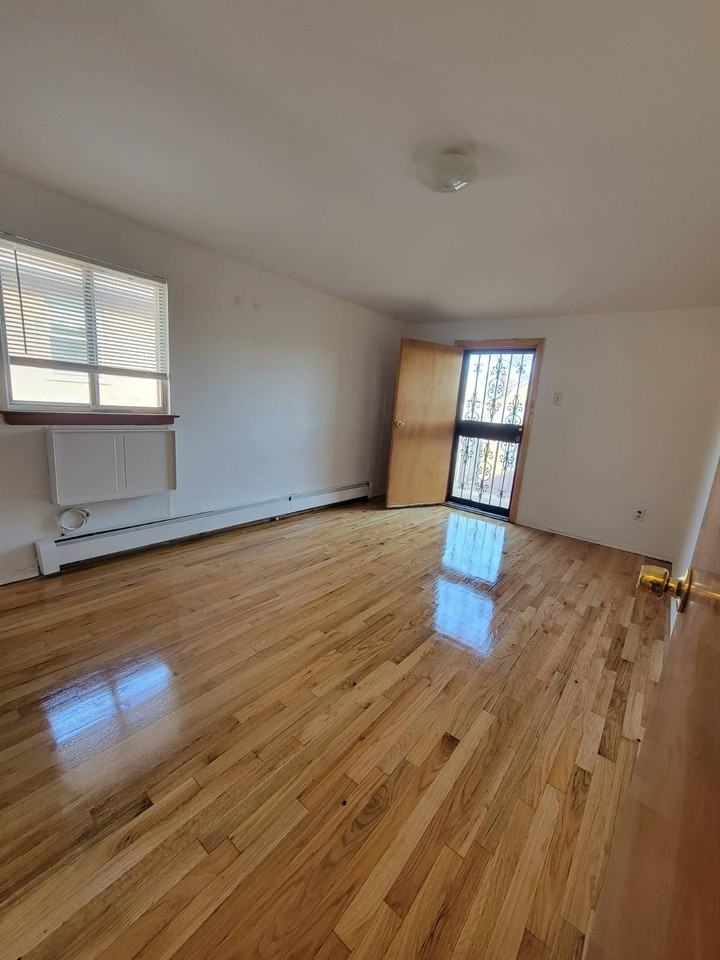 14920 Hawthorne Ave - Photo 3 of 7