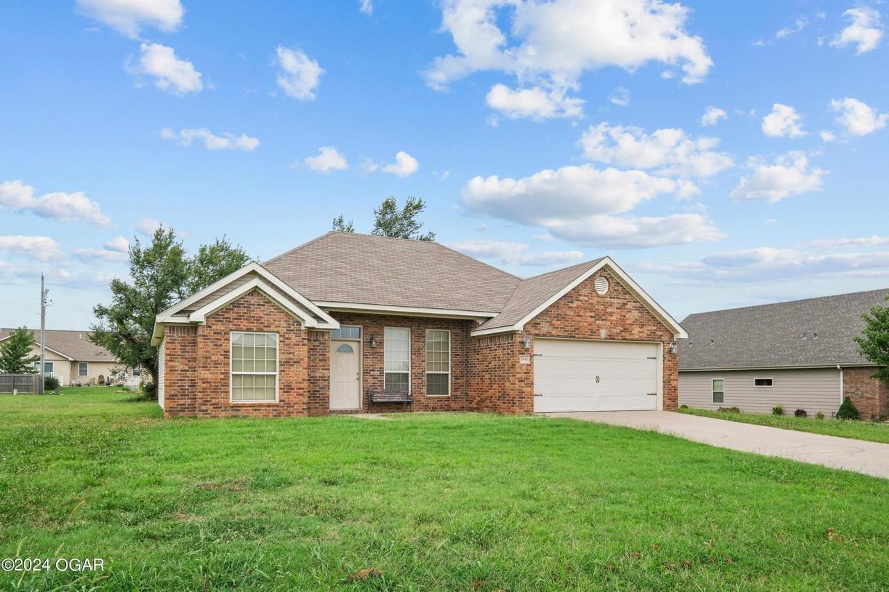 2044 Mississippi Ave - Photo 3 of 32