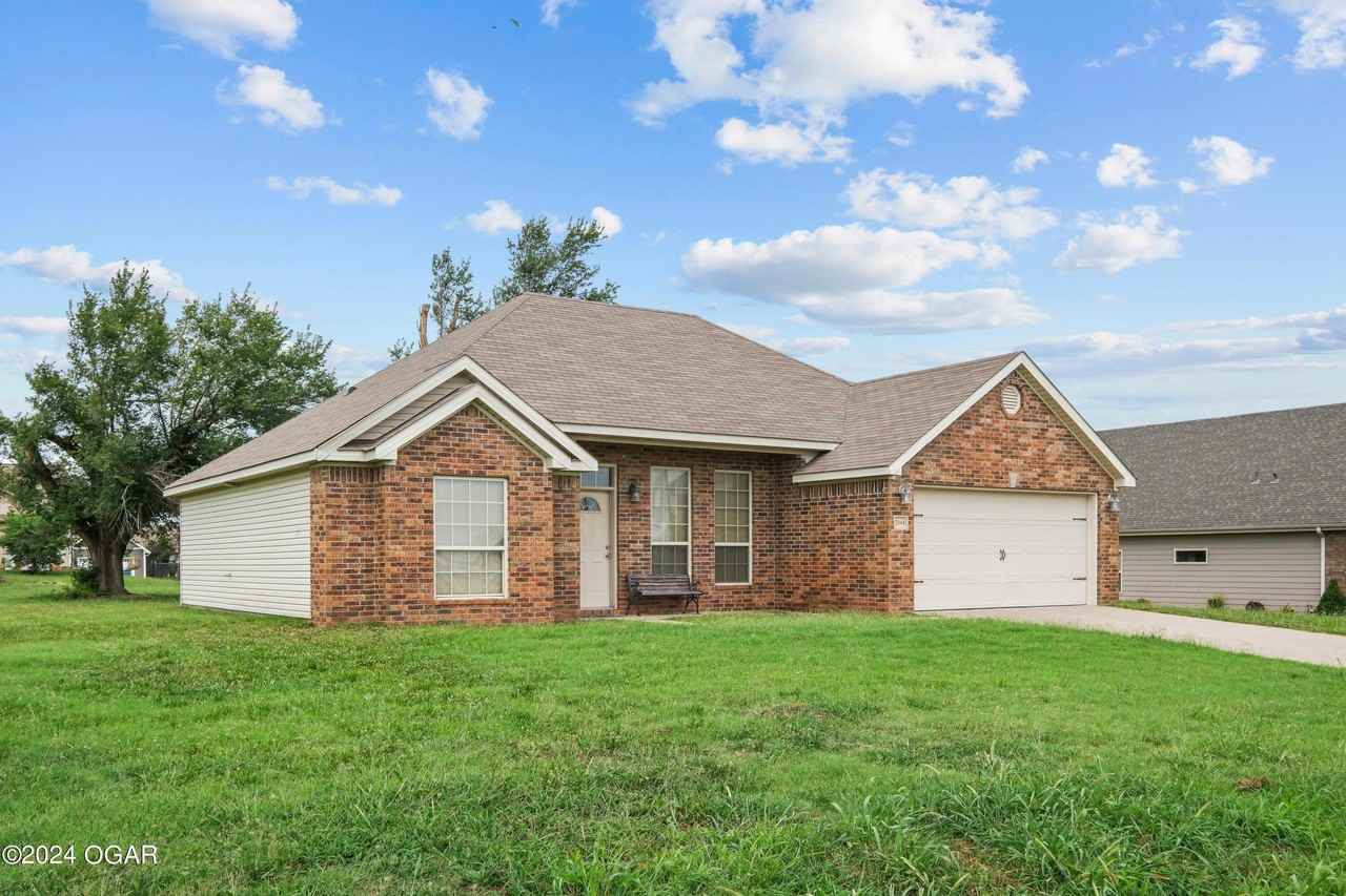 2044 Mississippi Ave - Photo 4 of 32