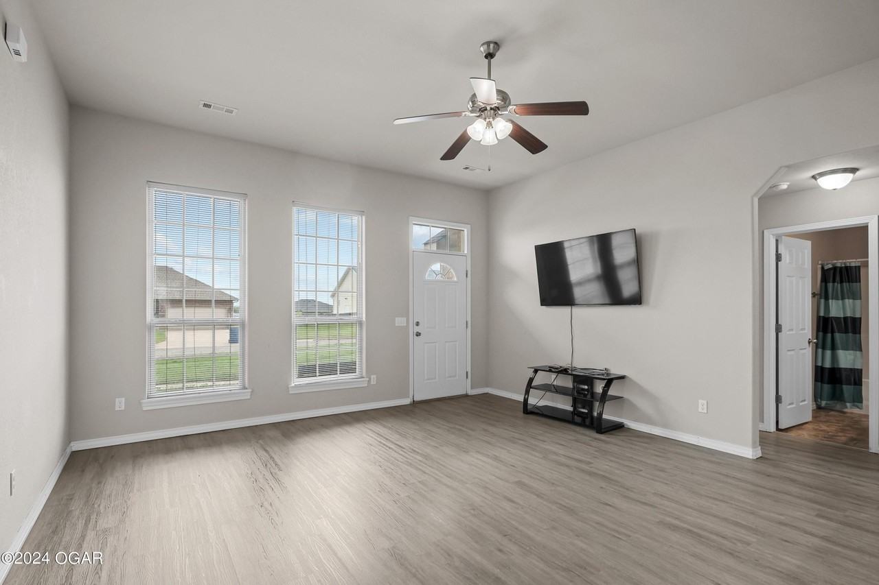 2044 Mississippi Ave - Photo 6 of 32