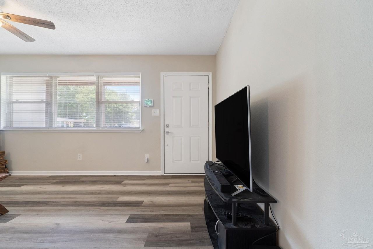 8 Goodman Ln - Photo 7 of 41