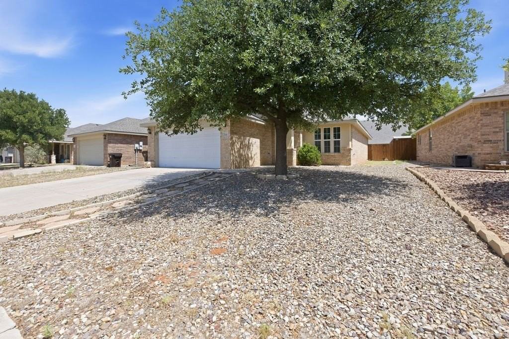 704 Nolan Ryan Dr - Photo 3 of 31