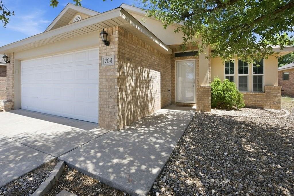 704 Nolan Ryan Dr - Photo 4 of 31