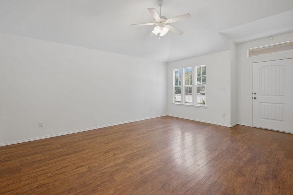 704 Nolan Ryan Dr - Photo 5 of 31