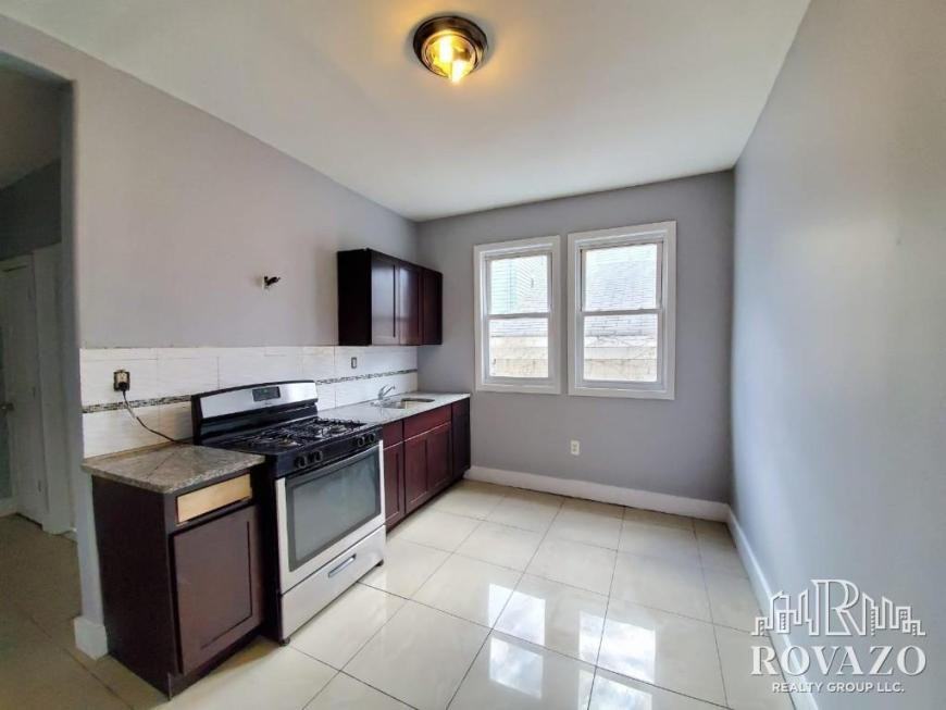 356 Wainwright St - Photo 2 of 8