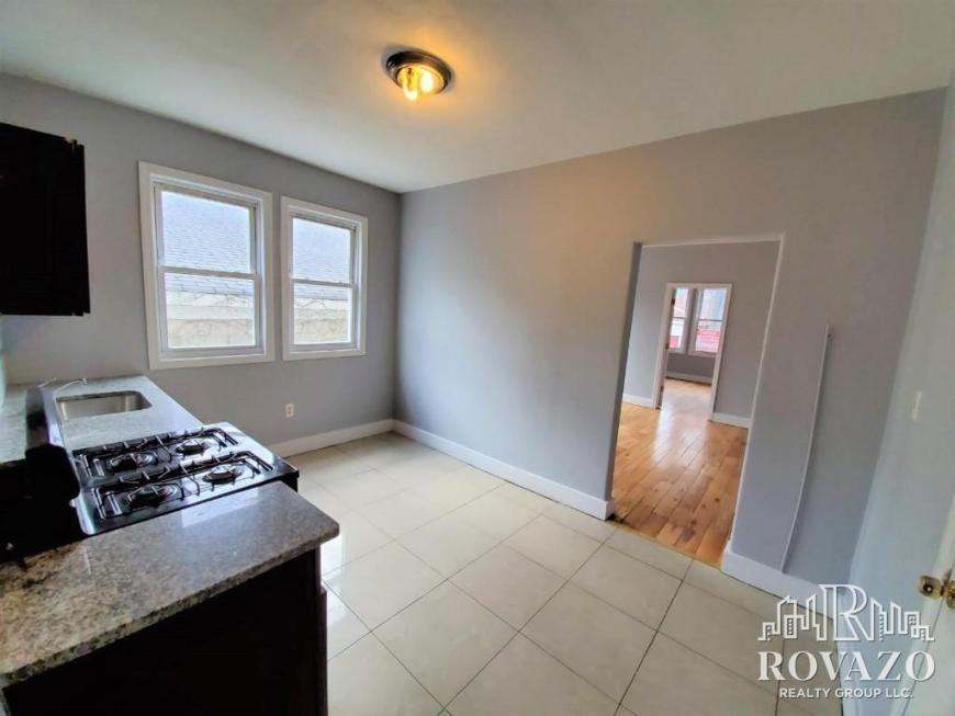 356 Wainwright St - Photo 3 of 8