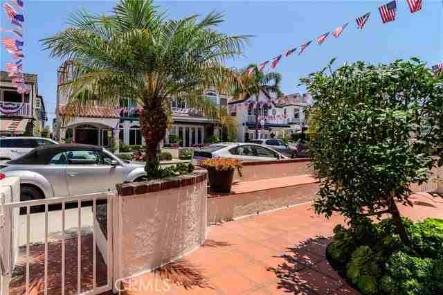 313 Diamond Ave - Photo 3 of 8