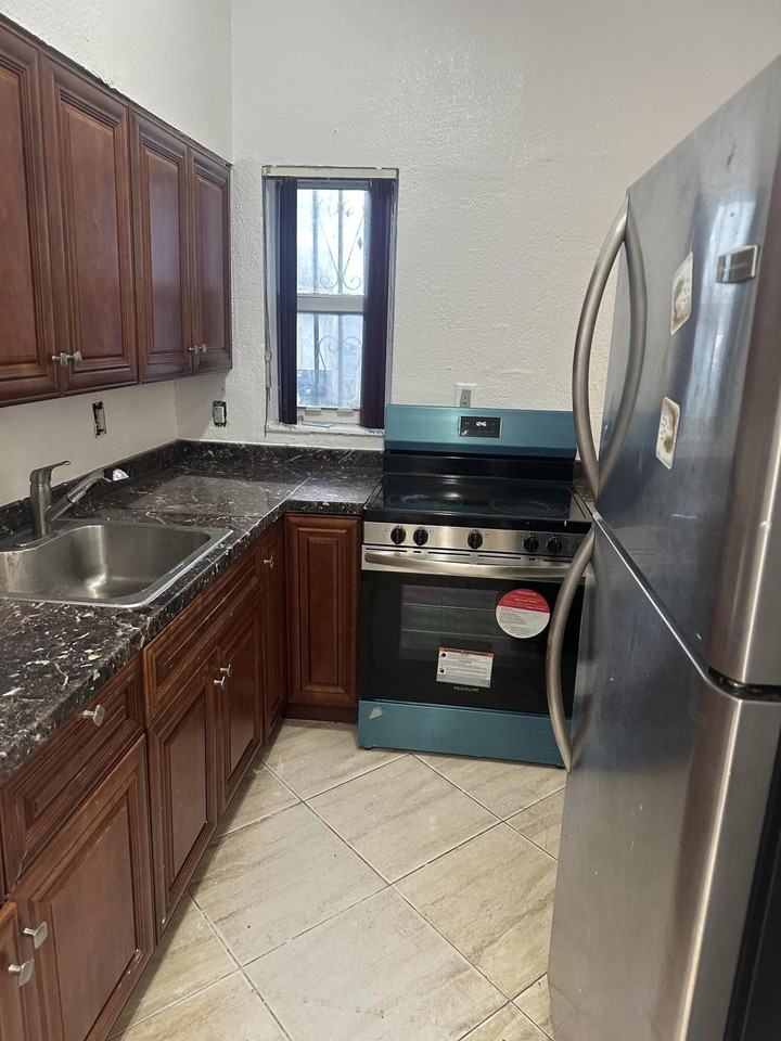 2140 Nw 120th St - Photo 6 of 10