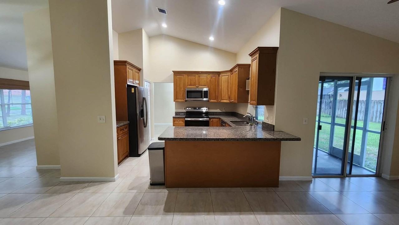 1262 Primrose Ln - Photo 4 of 12