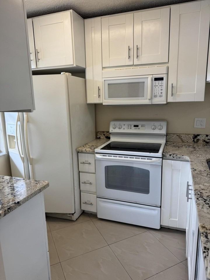 9921 Three Lakes Cir #9921 - Photo 6 of 46