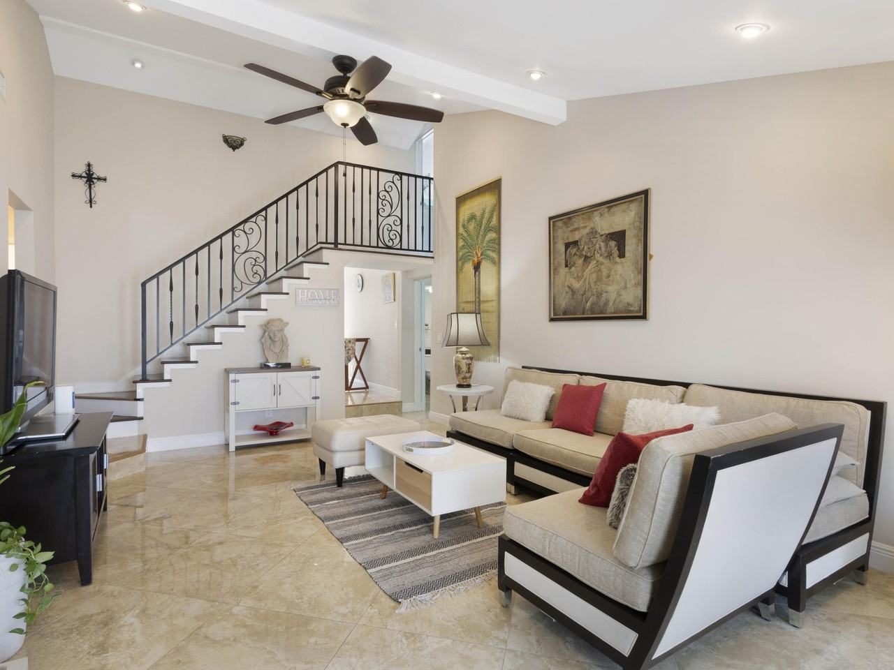 832 Green St - Photo 2 of 32