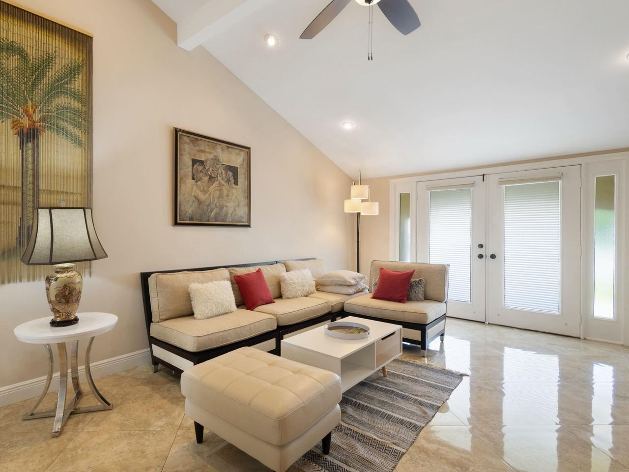 832 Green St - Photo 3 of 32