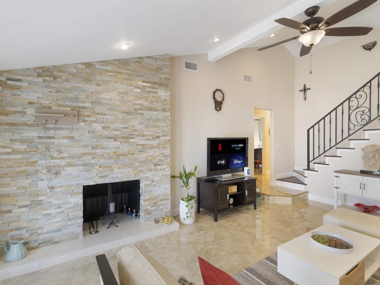 832 Green St - Photo 4 of 32