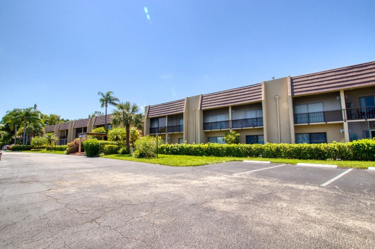 4657 Fountains Dr S #206