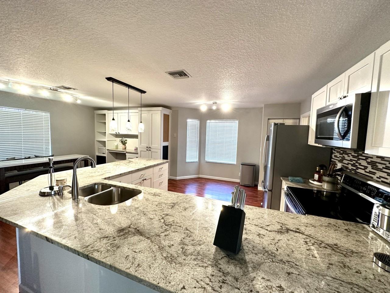 1000 Lake Breeze Dr - Photo 5 of 24