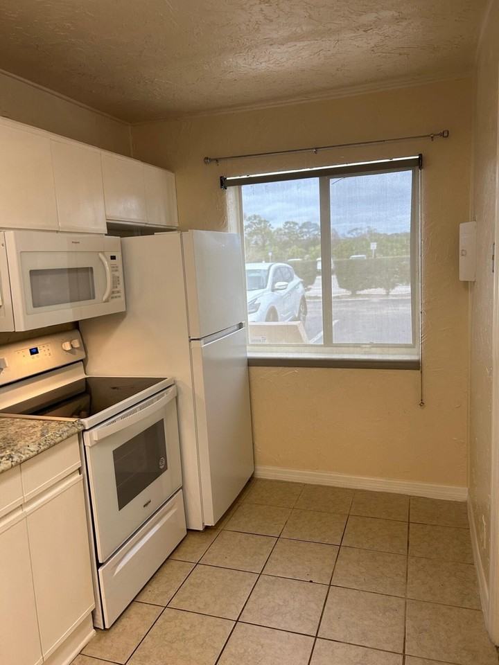 139 Sparrow Dr #2H - Photo 3 of 18