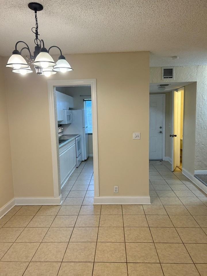 139 Sparrow Dr #2H - Photo 5 of 18