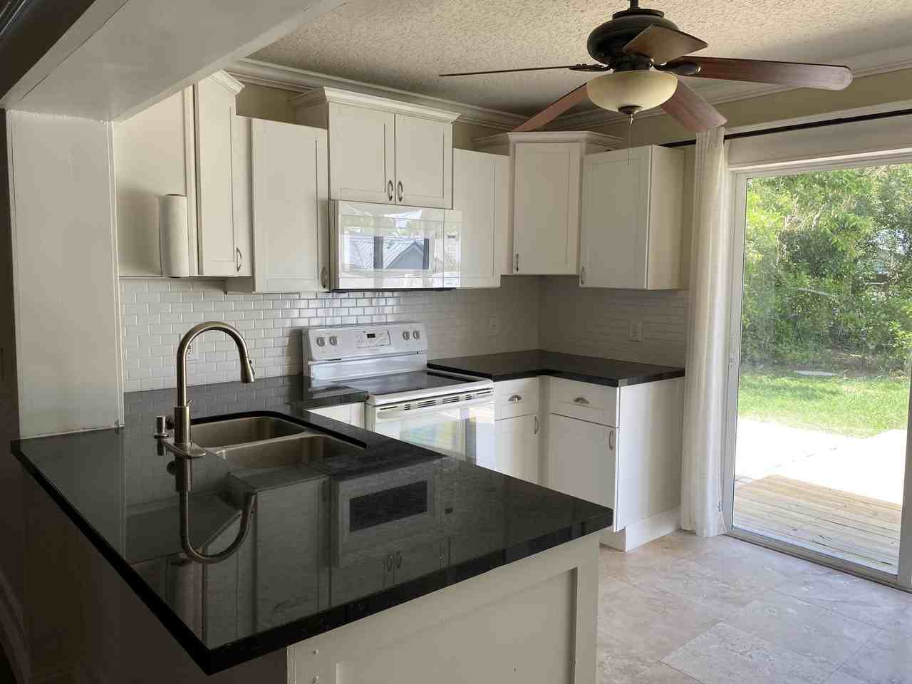 1057 Sw Spruce St - Photo 6 of 12