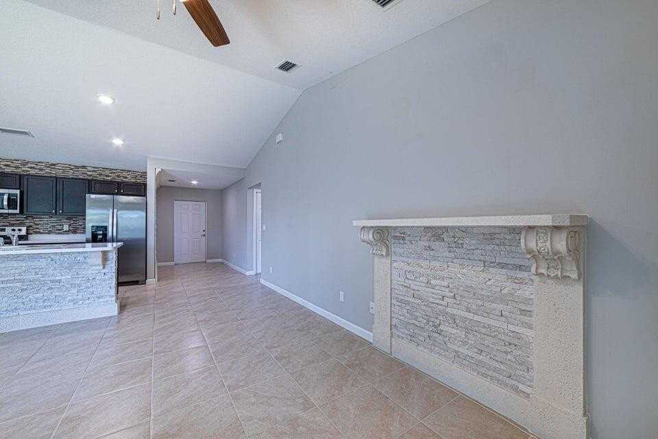 2372 Se Maslan Ave - Photo 6 of 44