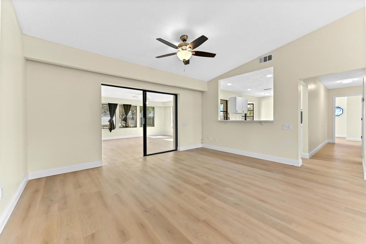 571 Se Anchor Ln - Photo 4 of 25