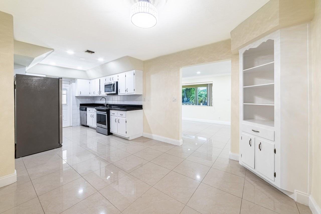 3730 Ne 13th Ter - Photo 7 of 32