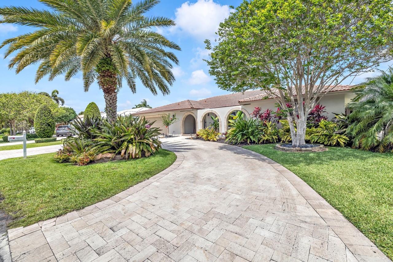 2471 Ne 46th St - Photo 4 of 31