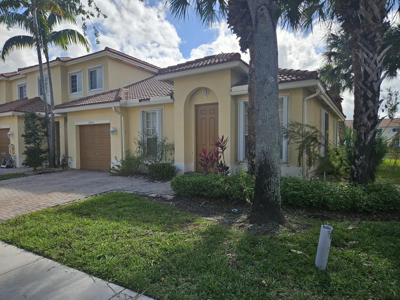 3255 Nw 31st Ter - Photo 4 of 17