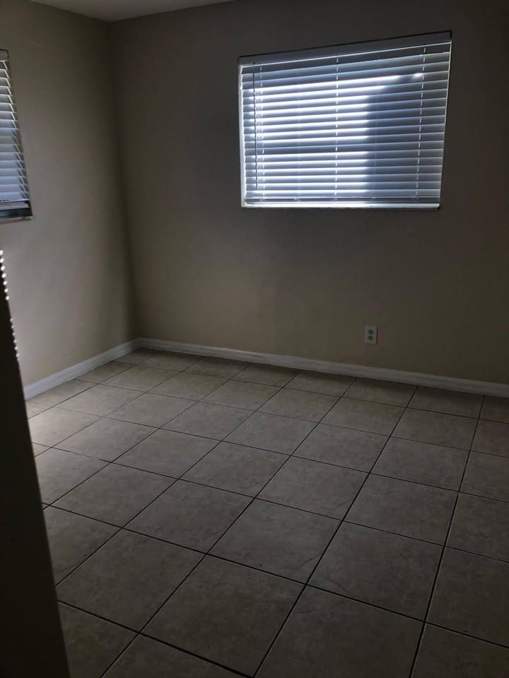 404 Ne 4th St #1-2 - Photo 3 of 6