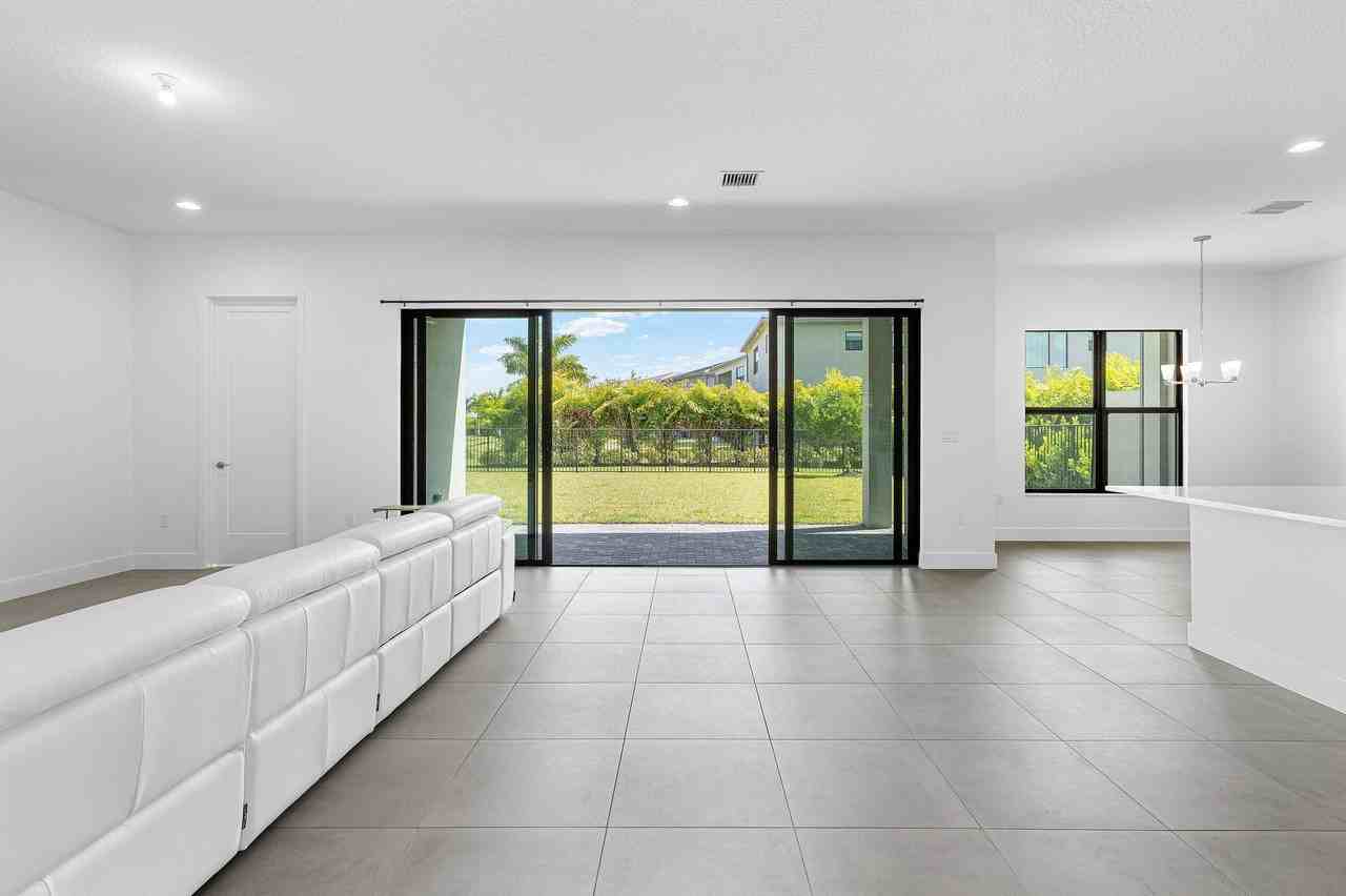 8260 Royal County Down Rd - Photo 6 of 29