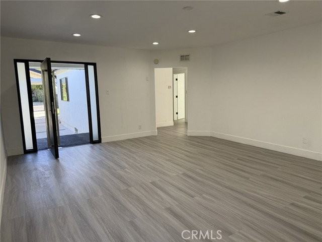 5527 Beckford Ave - Photo 4 of 7