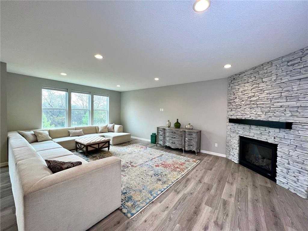 15633 Dakota Ave - Photo 5 of 11