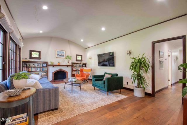 1014 Stearns Dr - Photo 3 of 8