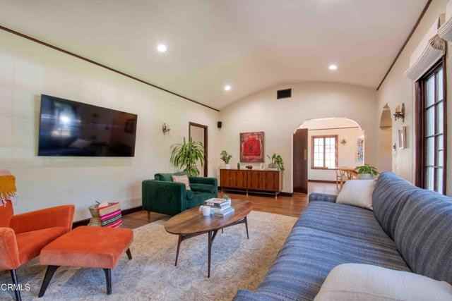 1014 Stearns Dr - Photo 4 of 8