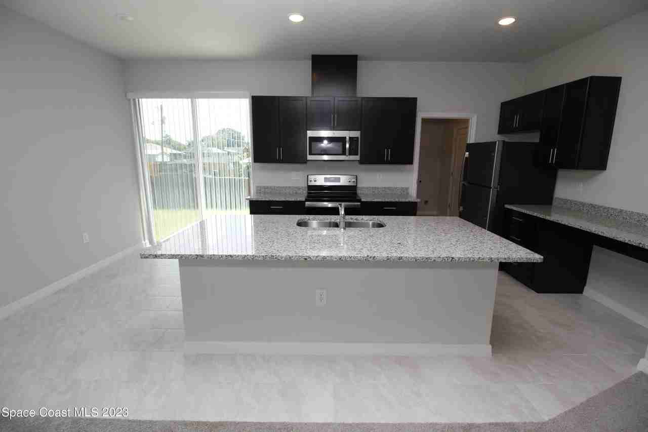 743 Andrew St Se - Photo 2 of 17