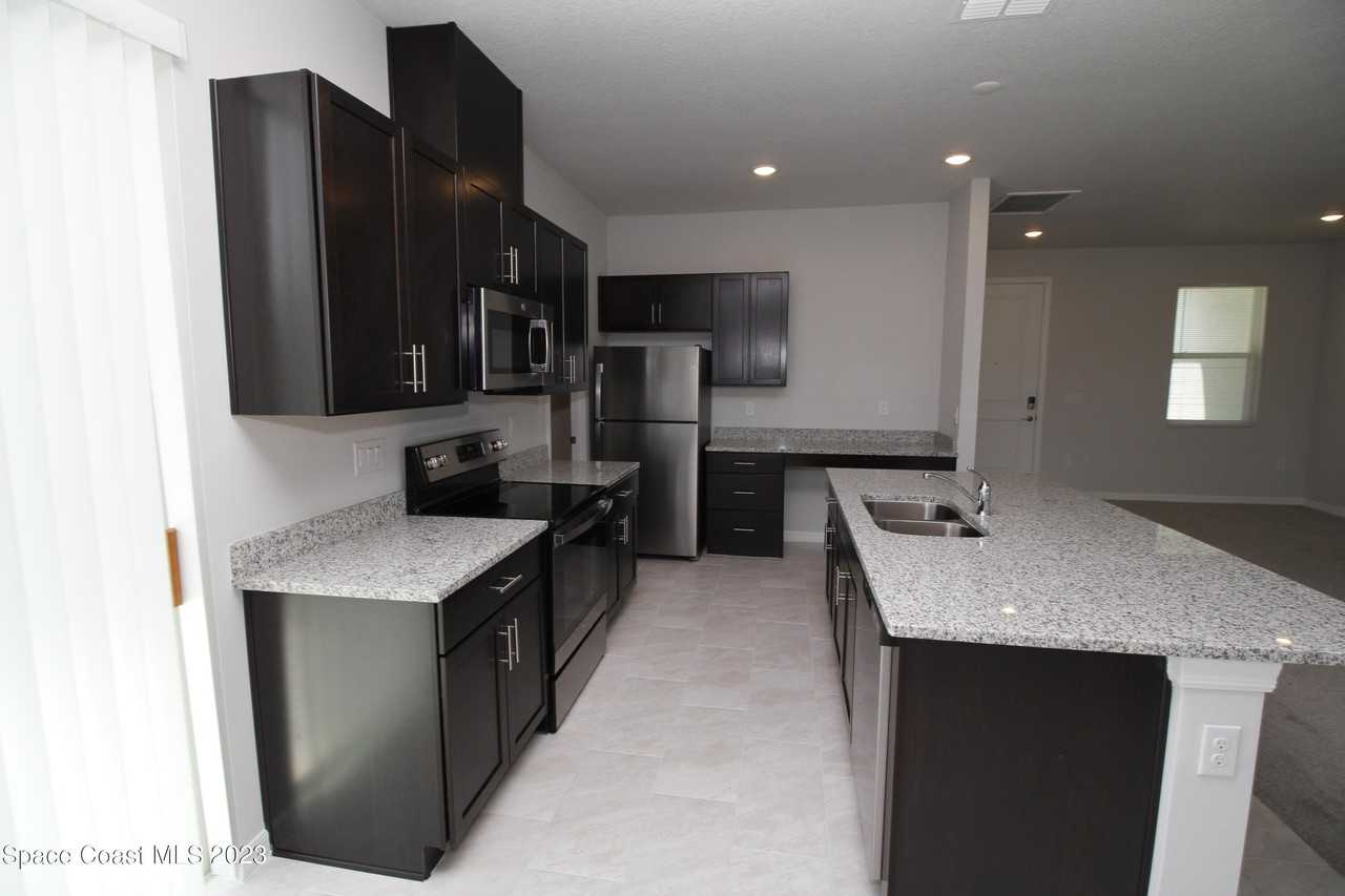 743 Andrew St Se - Photo 3 of 17