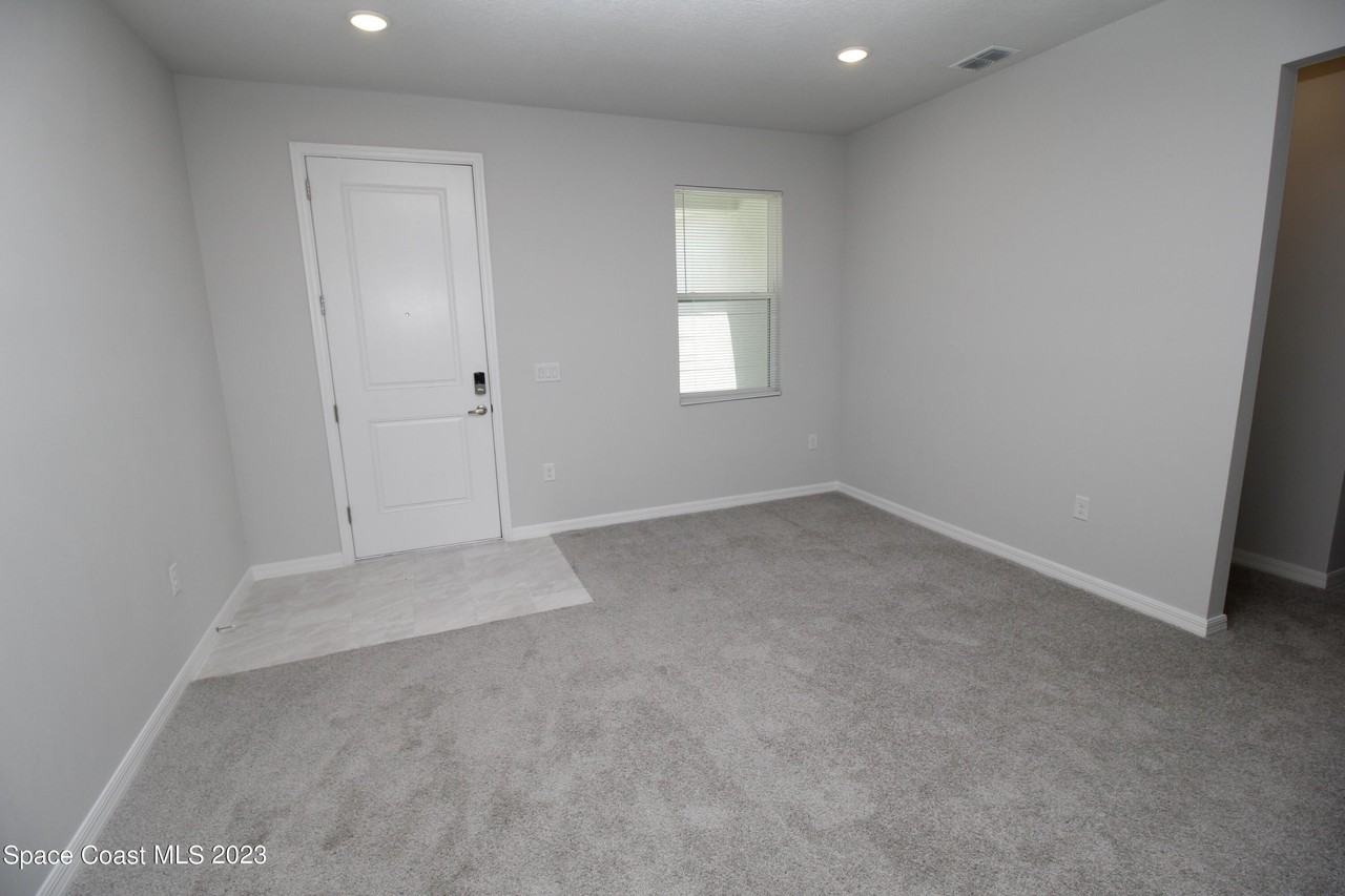 743 Andrew St Se - Photo 5 of 17