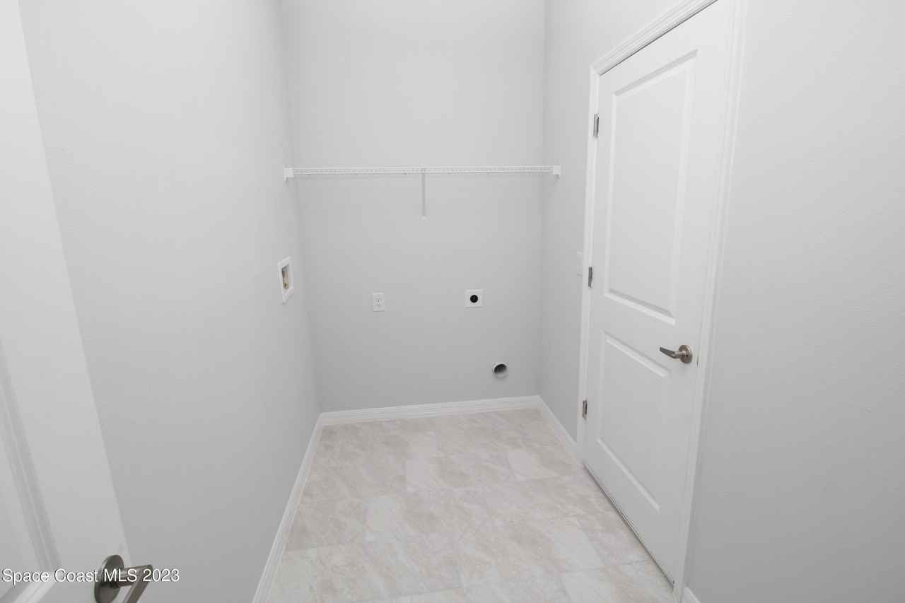 743 Andrew St Se - Photo 7 of 17