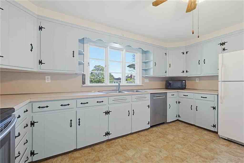 111 Beach Rd - Photo 7 of 17