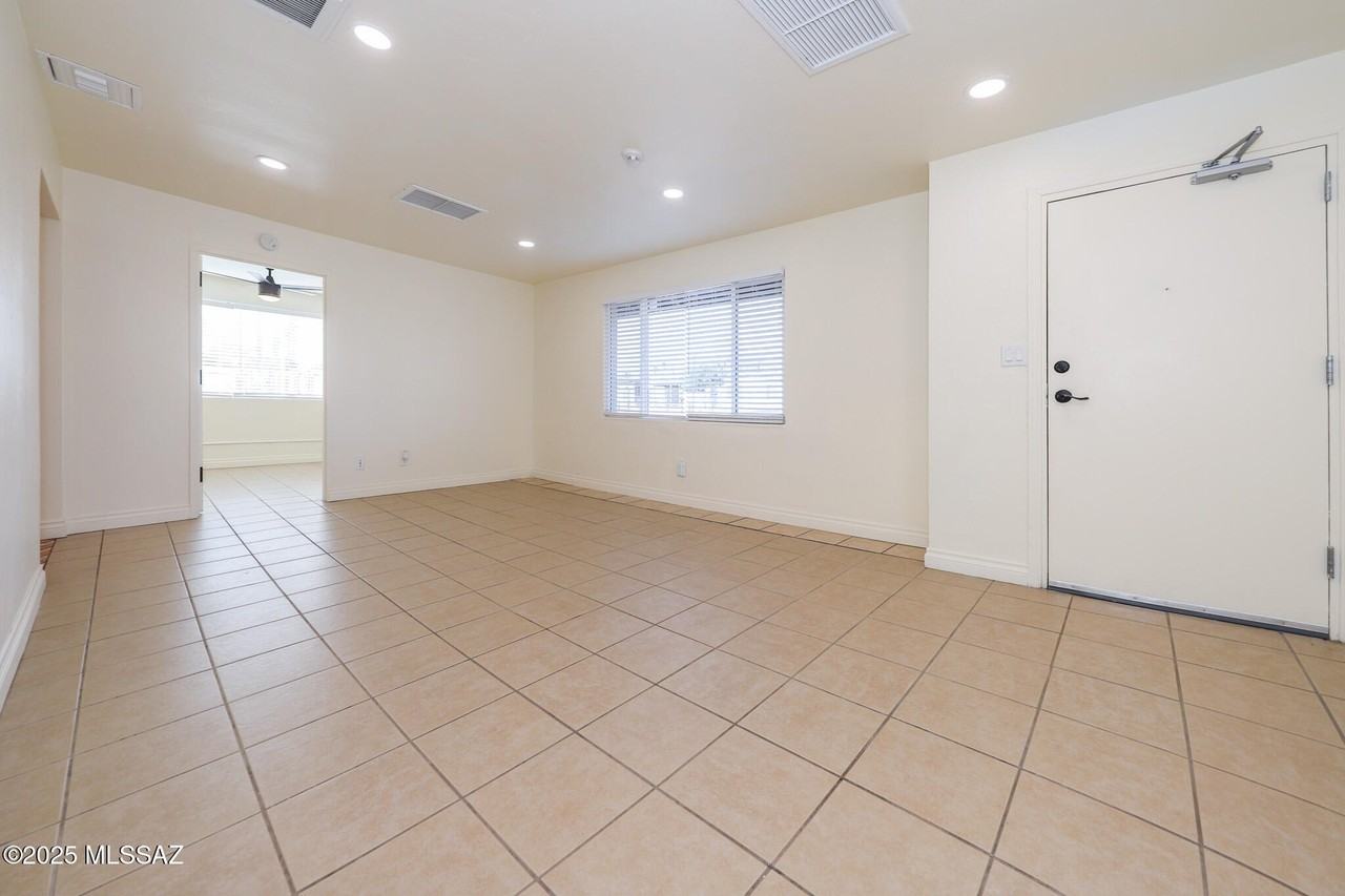 1654 N Rosemont Blvd #1 - Photo 4 of 15
